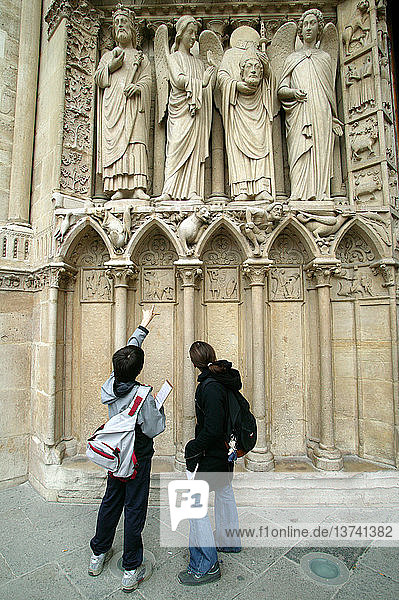 Studenten in der Kathedrale Notre Dame von Paris