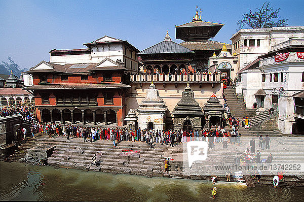 Tempel und Gläubige am Ufer des Bagmati-Flusses in der heiligen Stadt Pashupatinath