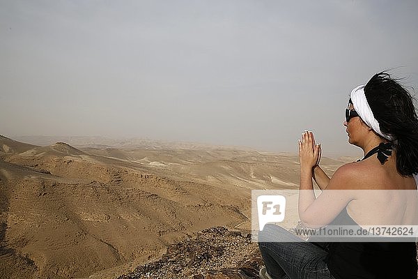 Pilgerreise im Heiligen Land  betende Frau in der judäischen Wüste.
