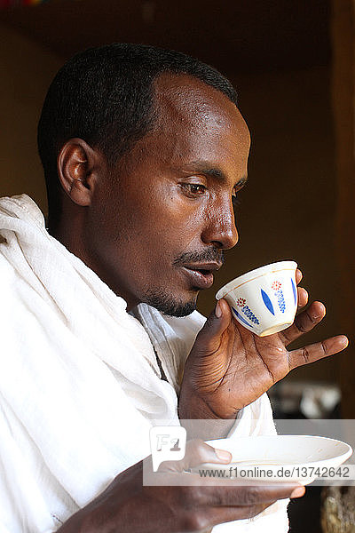 Äthiopische Kaffeezeremonie Mann trinkt Kaffee