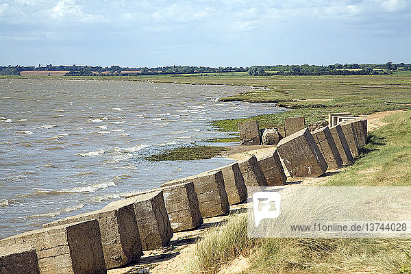 Starke Winde erzeugen Wellen  die zu Erosion an den Salinen führen Fluss Deben von Bawdsey stromaufwärts gesehen  Suffolk  England