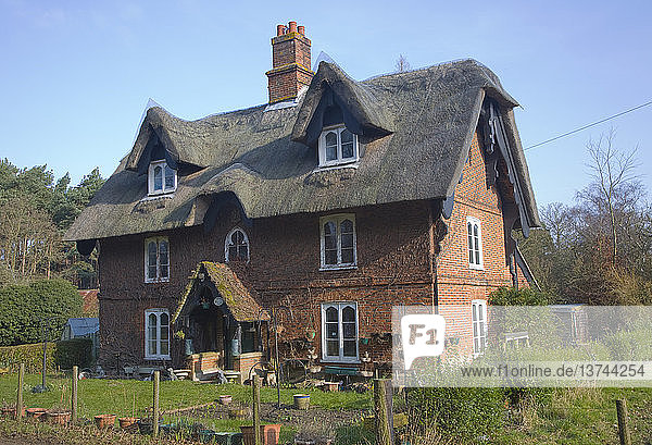 Großes freistehendes Haus mit Reetdach und Garten  Sudbourne  Suffolk  England