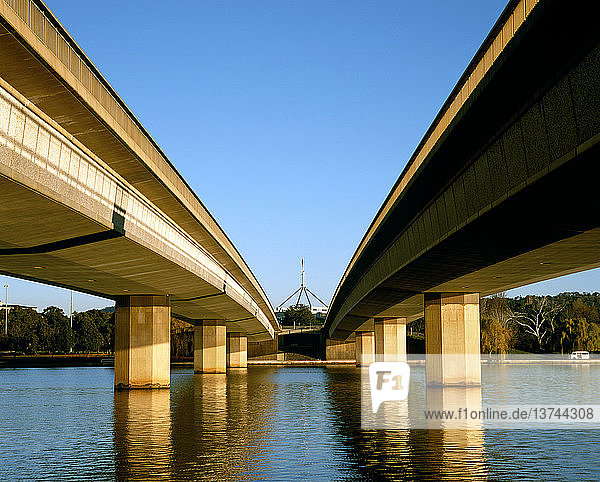 Commonwealth Avenue Bridge mit dem Parlamentsgebäude in der Ferne Canberra  Australisches Hauptstadtterritorium  Australien