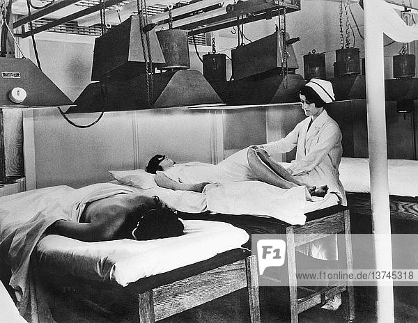 Battle Creek  Michigan: um 1924. Zwei Frauen liegen auf Tischen und werden im Kellogg´s Battle Creek Sanatorium mit künstlichem Sonnenlicht behandelt.