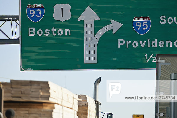 Highway-Schild nach Providence und Route 93 und Route 95  Boston  Massachusetts  USA