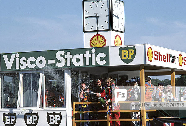 James Hunt verwendet nach seinem Sieg beim GP von Großbritannien beim Neustart des Rennens ein Ersatzfahrzeug und wird später disqualifiziert. England 18. Juli 1976.