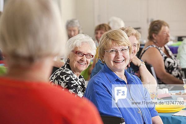 Ältere Frauen lauschen der Rednerin beim Lady´s Luncheon