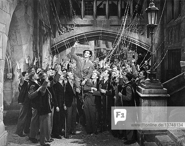 Hollywood  Kalifornien: ca. 1927 In einer Szene aus einem frühen Film wird ein Mann auf die Schultern gehoben und mit Luftschlangen und Konfetti gefeiert.