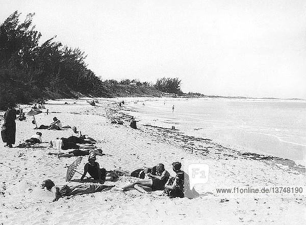 Nassau  Bahamas: um 1925 Die Strände von Nassau  die in dieser Saison von Urlaubern gesäumt sind.