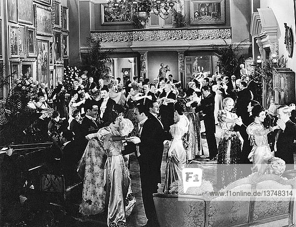 Hollywood  Kalifornien: um 1924 Menschen in eleganten Kleidern tanzen auf einer formellen Party.