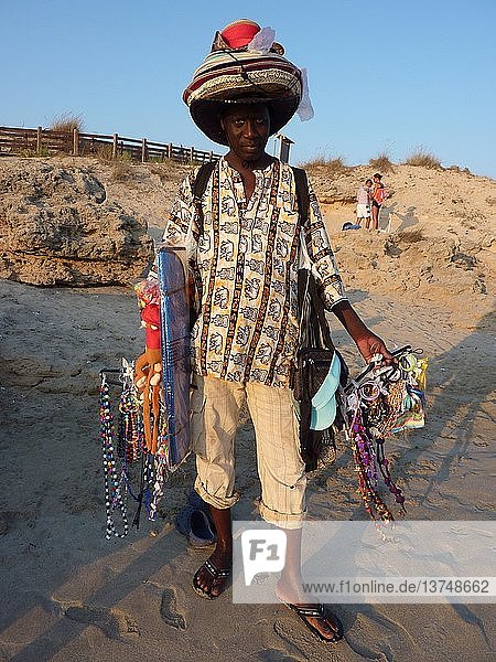 Mouride aus dem Senegal verkauft Schmuck am Strand von Gallipoli  Gallipoli  Italien.