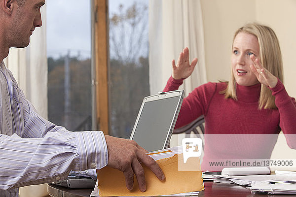 Frau und Mann gebärden das Wort ´House´ in amerikanischer Zeichensprache