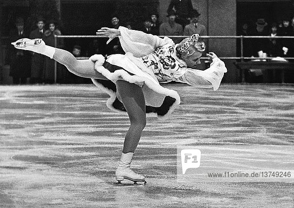 New York  New York: Am 8. Februar 1937 tanzt die Wiener Eiskunstläuferin Melitta Brunner auf dem Eislaufplatz des Rockefeller Centers einen Solotanz zu Gunsten des Roten Kreuzes für die Flutopfer. Es ist ihre erste Reise in die Vereinigten Staaten.