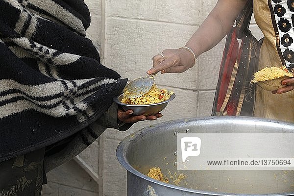 Lebensmittelverteilung während der Kumbh Mela in Haridwar  Haridwar  Indien.