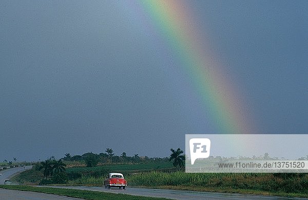 Regenbogen über einer Straße  Havanna  Kuba.
