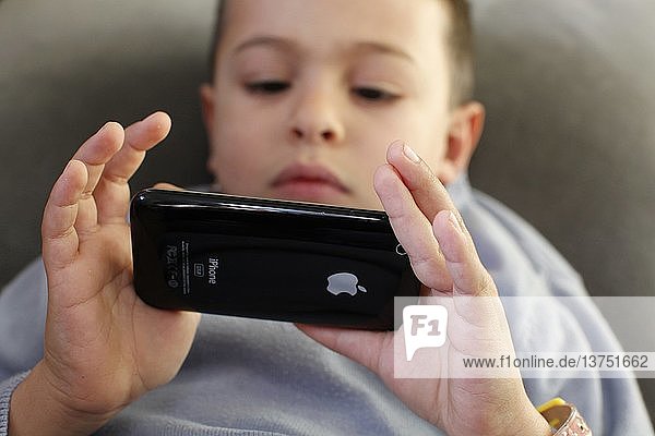 6-jähriger Junge spielt mit einem Iphone  Frankreich