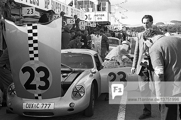 Nr. 23 Fritz Hahnl Jr. in einem Porsche-Abarth 356B Carrera GTL in der Box. Tourist Trophy  Goodwood  England  19. August 1961.