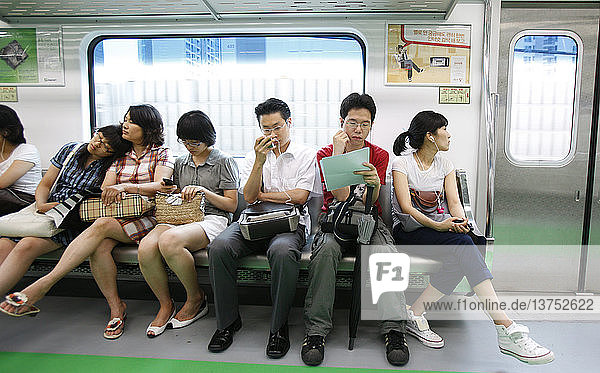 Fahrgäste in der U-Bahn von Seoul