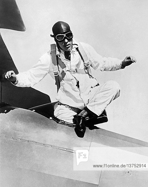 Santa Monica  Kalifornien: Am 27. November 1927 springt Ralph Douglas aus San Diego aus einer Höhe von 15.000 Fuß und lässt sich 10.000 Fuß weit fallen  bevor er seinen Fallschirm öffnet und damit den alten Rekord von 4200 Fuß im freien Fall bricht. Er wird eine Stoppuhr benutzen  um