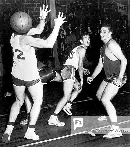 Jackson  Tennessee: 1952 Ein High-School-Basketballspieler verpasst einen Pass und hat den Ball zum Kopfball.