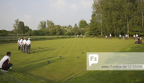Menschen spielen Bowling auf dem Bowling Green in Clare  Suffolk  England