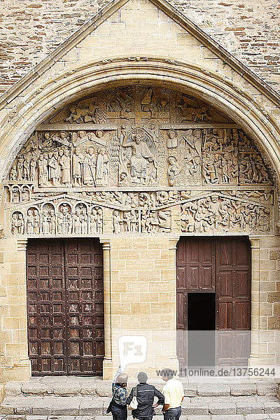 Türen und Tympanon der Abteikirche Sainte Foy