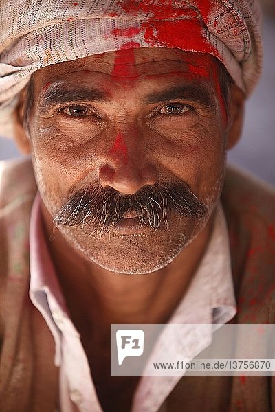 Ein Mann feiert das Holi-Fest.