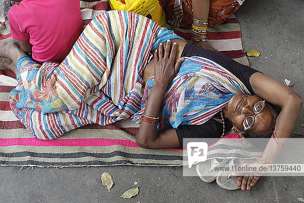 Liegender Pilger im Bahnhof von Hardwar während der Kumbh Mela