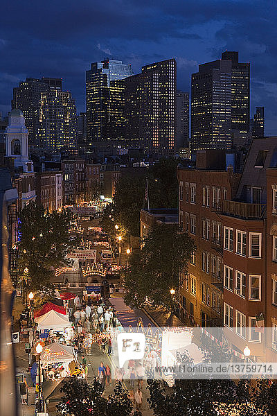 Hohe Winkelansicht von Menschen  die ein Fest auf einer Straße feiern  Hanover Street  North End  Boston  Massachusetts  USA