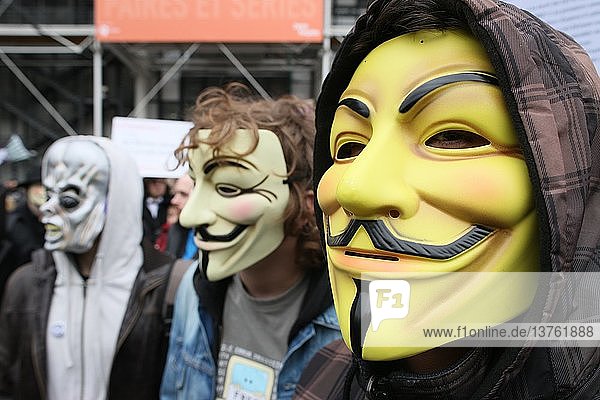 Demonstranten mit Guy-Fawkes-Masken  dem Markenzeichen der Anonymous-Bewegung  das auf einer Figur aus dem Film V wie Vendetta basiert  Frankreich