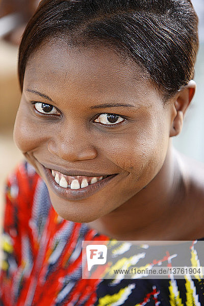 Afrikanische Frau lächelnd