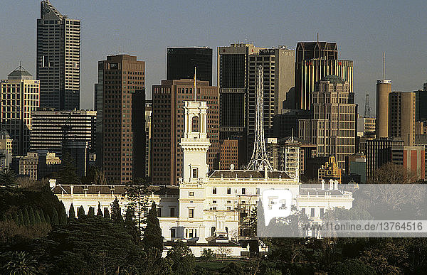 Regierungsgebäude und Stadtsilhouette  Melbourne  Victoria  Australien