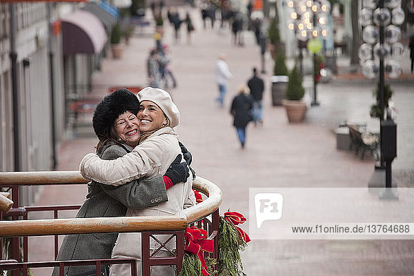Mutter und Tochter umarmen sich auf einem Marktplatz  Boston  Massachusetts  USA