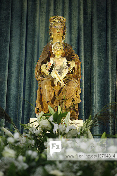 Holzstatue der Jungfrau mit Kind aus dem 17. Jahrhundert in der Basilika von Clatery-Saint-Andrate