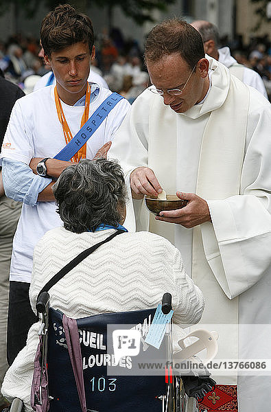 Behinderte Frau empfängt die heilige Kommunion