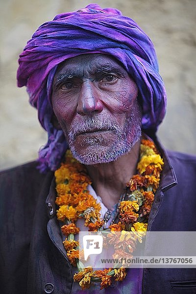Ein Mann feiert das Holi-Fest.