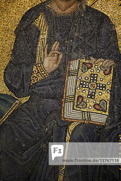 Mosaikdetail der Hagia Sophia  Jesus segnet und hält die Bibel