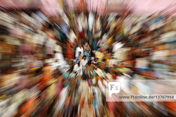 Tausende von Gläubigen versammeln sich in Haridwar  um anlässlich des Tages von Lord Rama  einem hinduistischen Feiertag  der während des Maha Kumbh Mela-Festes stattfindet  ein Bad im Ganges zu nehmen. '