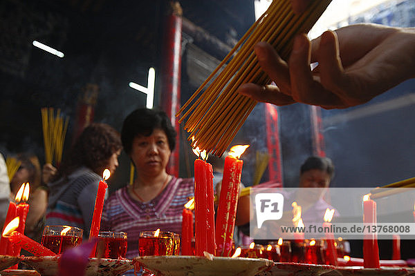 Thien-Hau-Tempel. Verbrennung von Weihrauch während Tet  dem vietnamesischen Mondneujahrsfest.