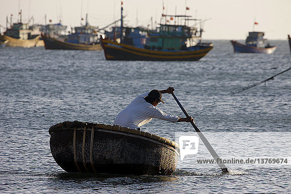 Fischerboote im Hafen von Mui Ne