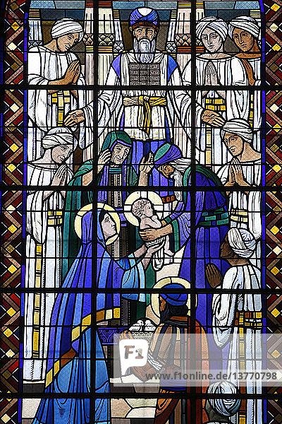 Glasmalerei in der katholischen Kirche Notre Dame du Rosaire: Jesus im Tempel dargestellt