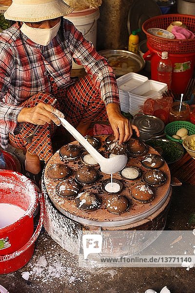 Vietnamesische Pfannkuchen auf einem Straßenmarkt. Mui Ne  Vietnam