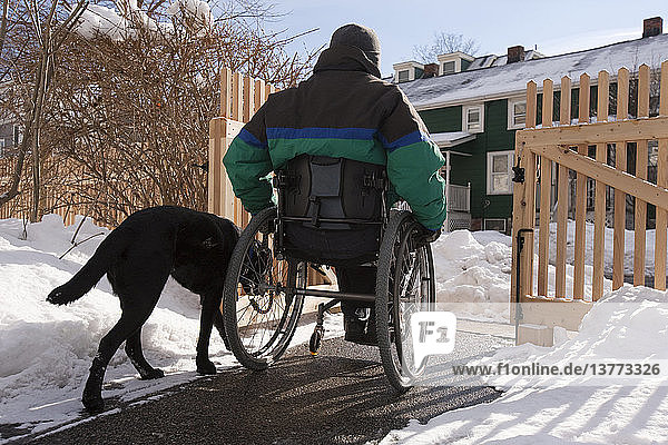 Frau mit Multipler Sklerose verlässt ihr Zuhause mit einem Diensthund
