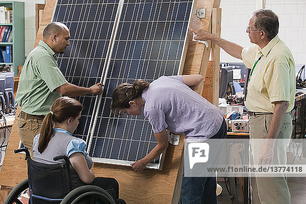 Ingenieurstudenten untersuchen die Struktur und die Befestigung von Photovoltaikmodulen