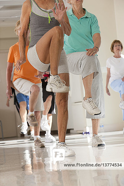 Senioren beim Training in einem Fitnessstudio