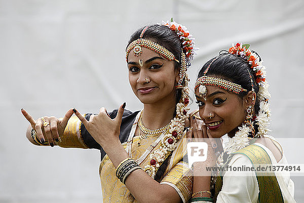 Tänzer beim Janmashtami-Fest im Bhaktivedanta Manor ISKCON (Hare Krishna)-Tempel