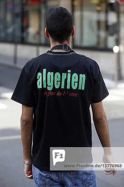 Mann trägt ein T-Shirt mit der Aufschrift ´Proud to be from Algeria´  Frankreich