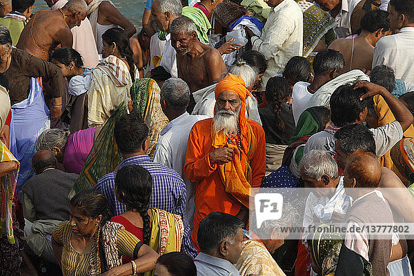 Tausende von Gläubigen und heiligen Männern kommen in Haridwar zusammen  um anlässlich des ´Navsamvatsar´  einem hinduistischen Feiertag  der während des Maha Kumbh Mela Festivals stattfindet  ein Bad im Fluss Ganges zu nehmen. '