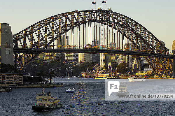 Sydney Harbor Bridge mit Luna Park und Milsons Point  Sydney  New South Wales  Australien