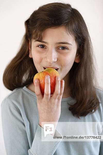 10-jähriges Mädchen isst einen Apfel  Frankreich